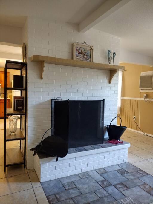 Cozy Vintage Waterfront Home With Fireplace And Kayaks สปริงฮิลล์ ภายนอก รูปภาพ
